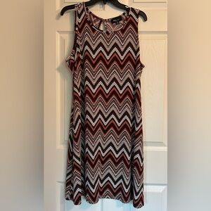 Like new✨✨Lightweight Chevron sleeveless dress